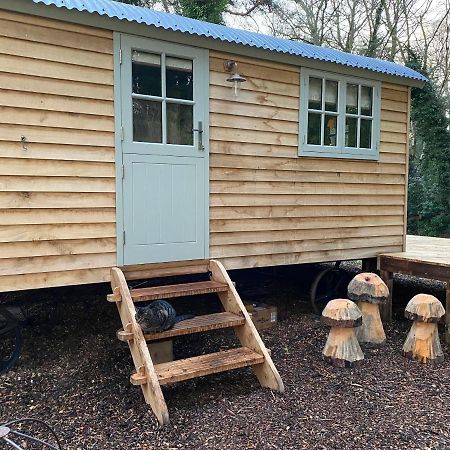 Chez Maurice Luxury Shepherds Hut With Bath And Hot Tub Kelling Exterior photo